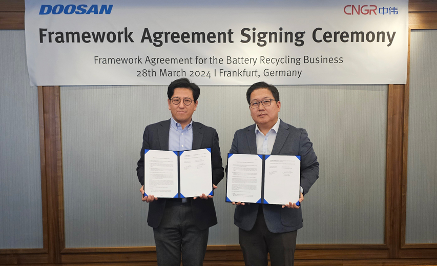 Doosan Recycle Solutions CEO Jaehyuk Choi (on the left) and CNGR Advanced Material Co. Executive Director Jun Hyup Baek pose for a photo after signing the Framework Agreement for the Battery Recycling Business at the signing ceremony held in Frankfurt, Germany on March 28 (local time).